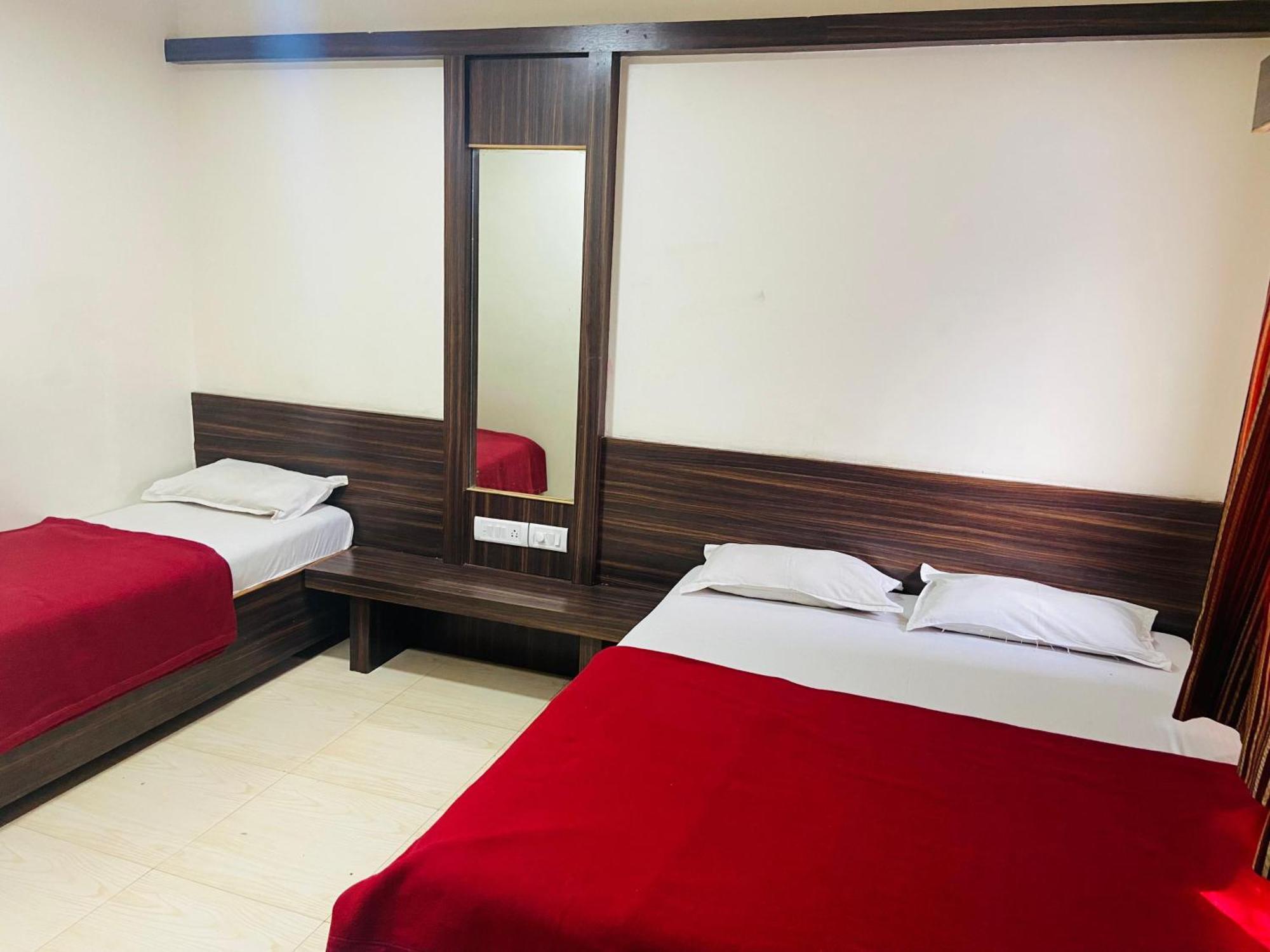 Hotel Sai Bhawani Shirdi Esterno foto