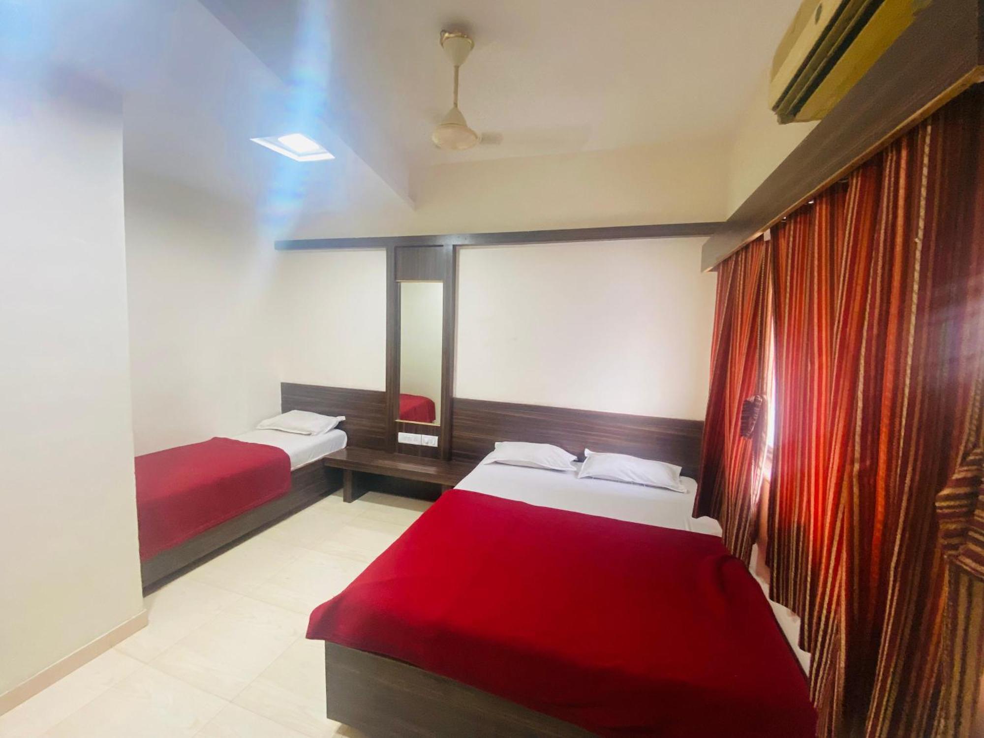 Hotel Sai Bhawani Shirdi Esterno foto